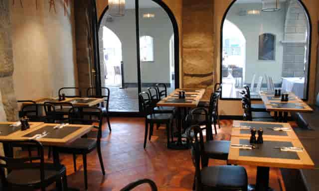 Versatile dining space in Salmenstube, perfect for corporate events and meetings.