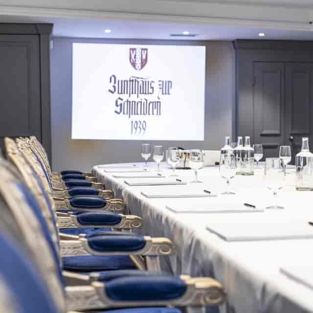Conference room at Carolistube, elegantly arranged for professional meetings.