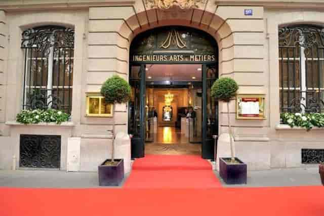 Gastronomic restaurant entrance with red carpet, ideal for upscale events and meetings.