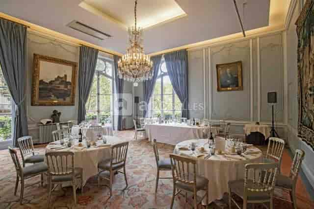 Elegant banquet room at Hôtel des Arts & Métiers for formal business events.