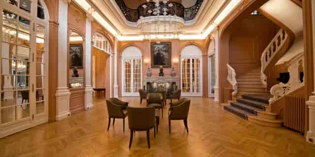 Elegant meeting space at Hôtel des Arts & Métiers for corporate events and gatherings.
