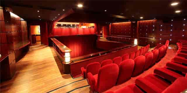 Auditorium at Club de l'Étoile with plush red seating, ideal for corporate events and presentations.