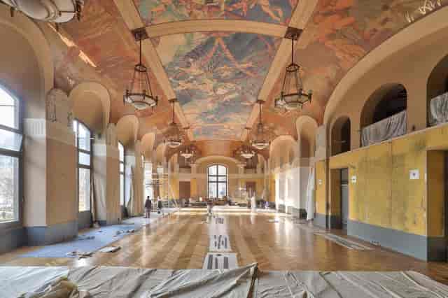 Spacious event hall with ornate ceiling, ideal for Paris conferences and banquets.