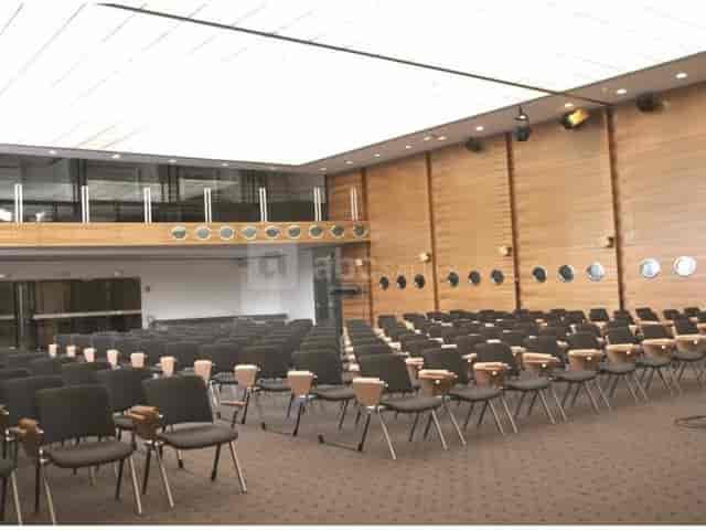 Spacious conference room in Salle des fêtes Paris, perfect for corporate meetings and events.