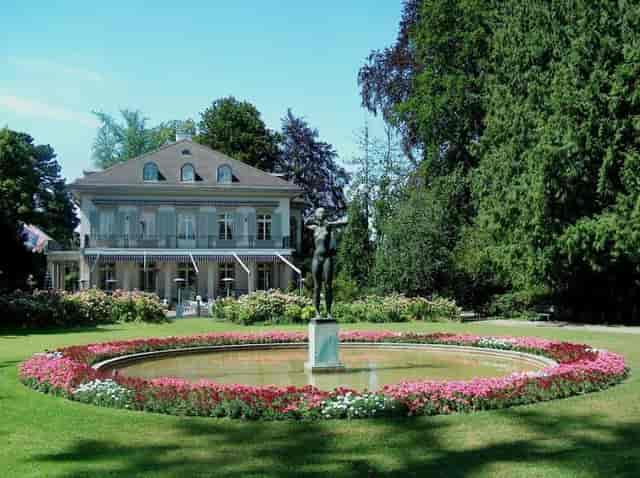 Private dining room at Belvoirpark Zürich, surrounded by greenery for outdoor events.
