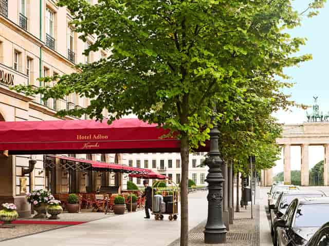 Bibliothek in Hotel Adlon Kempinski Berlin entrance with red awning, ideal for corporate events.