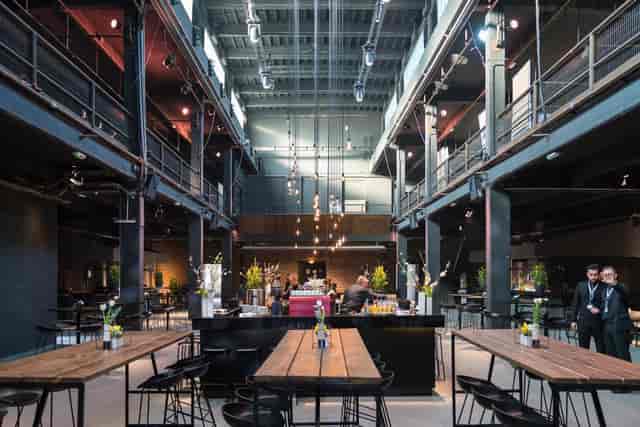 Modern event venue in Berlin with high ceilings, ideal for meetings and networking.
