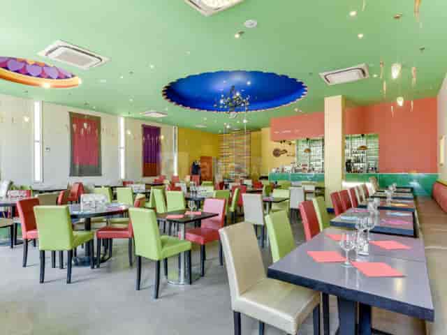 Vibrant dining space in Salle des fêtes La Courneuve for networking events and gatherings.