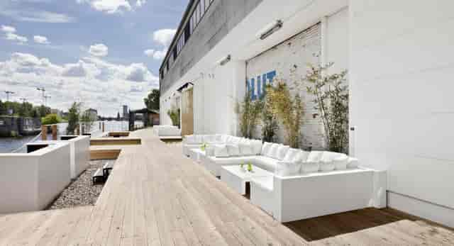 Contemporary outdoor lounge at Roof Terrace ewerk Berlin for summer networking events.