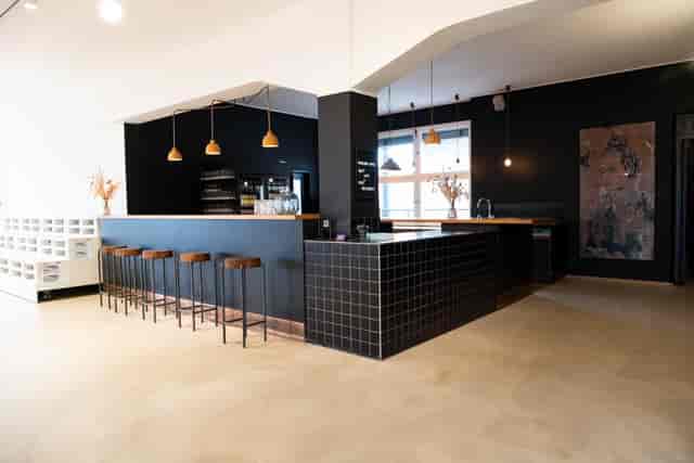 Sleek modern venue in Colonia Nova, ideal for networking events and casual gatherings.