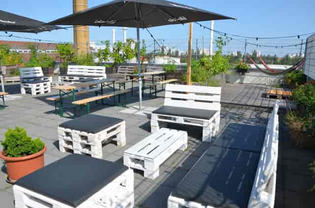 Rooftop terrace in Colonia Nova with stylish pallet seating for networking events.