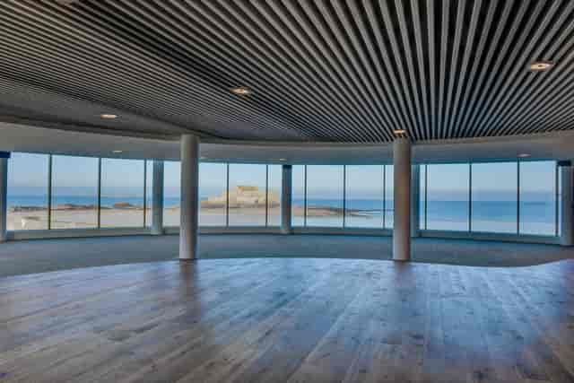 Modern meeting room with ocean views at Rotonde J. Cartier for corporate retreats.