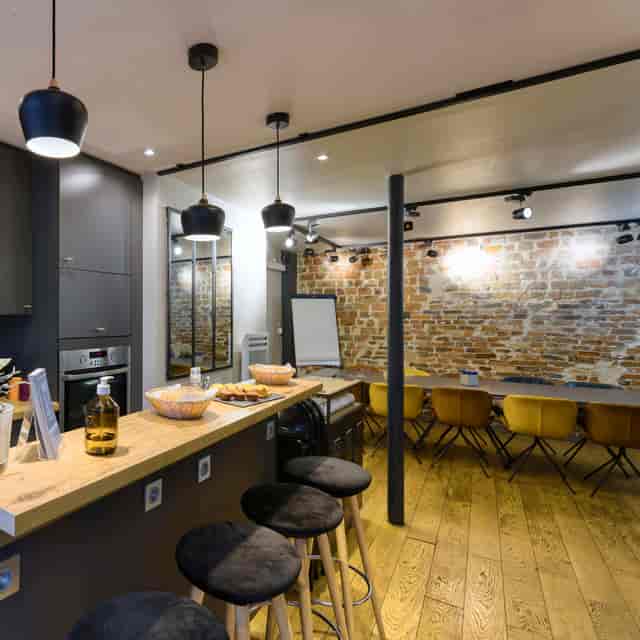 Modern meeting space in Espace cafétéria, perfect for workshops and group meetings.