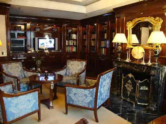 Lounge at The Ritz-Carlton Berlin: elegant seating for corporate meetings and gatherings.