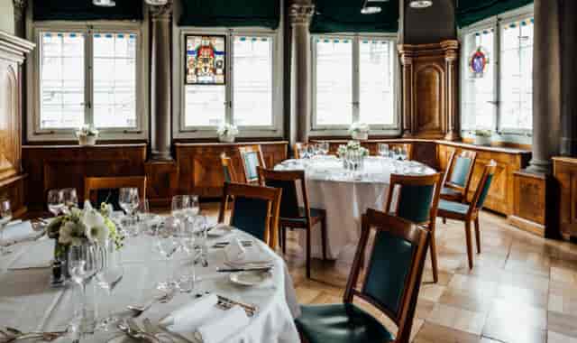 Elegant dining space in Zunfthaus zur Saffran for corporate meetings and gala dinners.