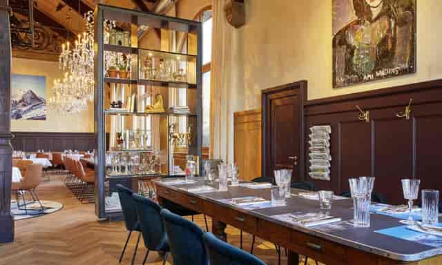 Elegant dining hall at Gasthaus Albisgütli, featuring a luxurious chandelier for events.