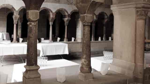 Kreuzgang at Zunfthaus zur Waag with elegant arches, ideal for receptions and events.