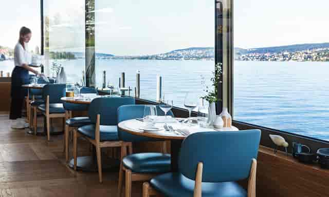 Waterfront restaurant bar at Alex Lake Zürich, ideal for corporate events and private meetings.