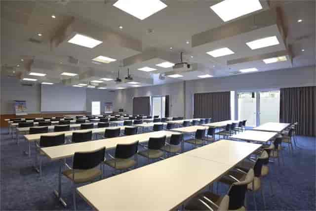 Versatile meeting room with natural light for corporate events at Hotel City Zürich.