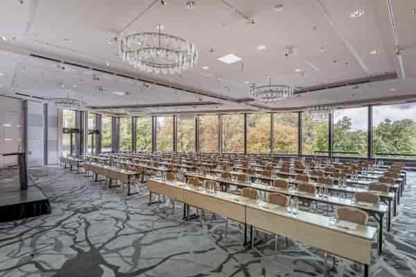 Spacious Seminarraum at Hotel City Zürich for corporate events with natural light.