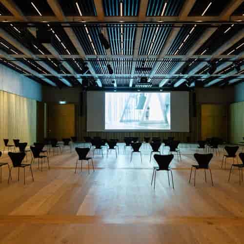 Modern Vortragssaal at Kunsthaus Zürich set for engaging seminar with large screen.