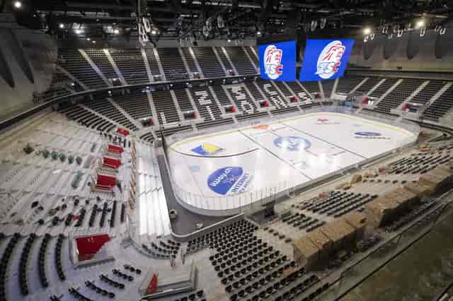 Arena in Swiss Life Arena with spacious ice rink for events and conferences.