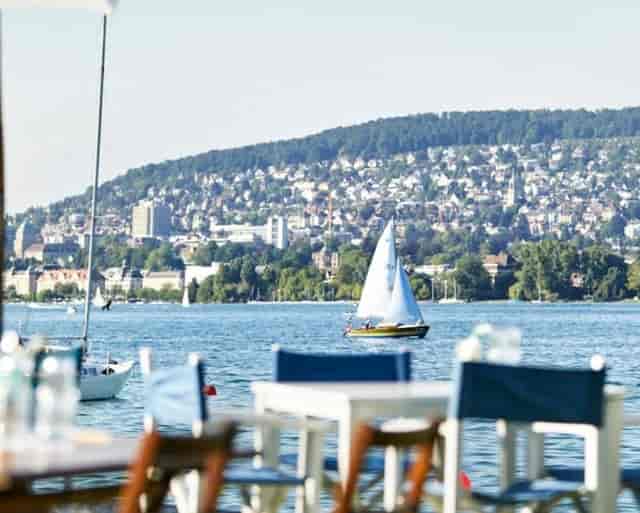 Lakeside restaurant with scenic views, perfect for corporate retreats and outdoor events.