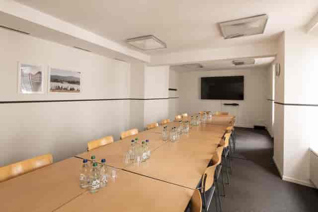 Seminar Room Felsenegg with long table, ideal for meetings and presentations.
