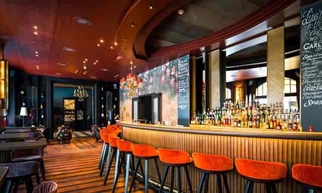 Bar area at Carlton Restaurant & Bar, perfect for casual networking events and receptions.