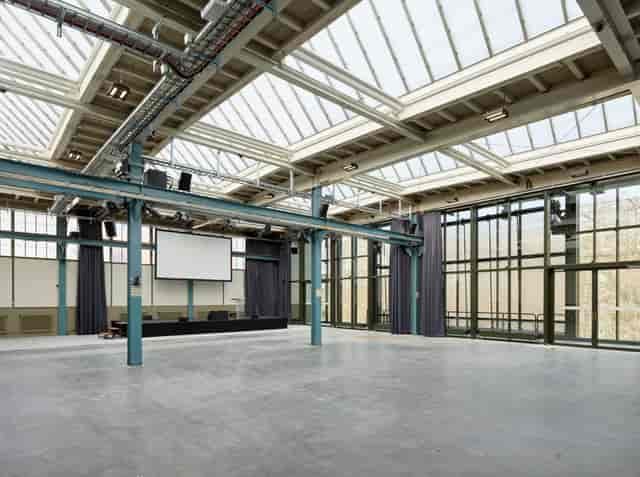 Versatile workshop space in Halle 550 with high ceilings for events and meetings