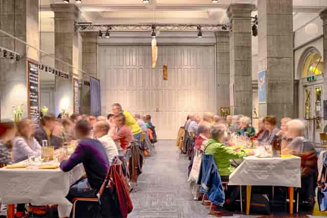 Foyer in Kulturmarkt: vibrant dining setup for corporate networking events.
