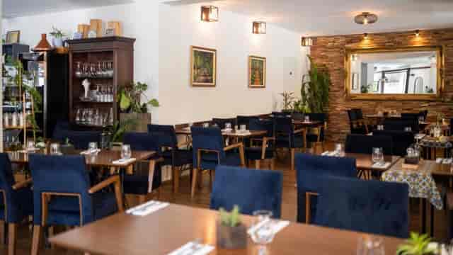 Wine club in AnaMiRa: elegant restaurant space for intimate meetings and small events.