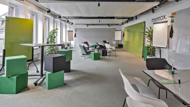 Modern flexible meeting space with movable furniture for workshops and brainstorming.