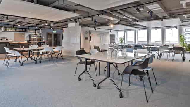 Versatile meeting room with natural light, perfect for workshops and brainstorming sessions.