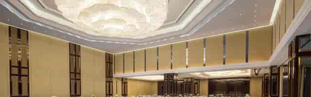 Elegant meeting room with chandelier, ideal for corporate events and workshops.