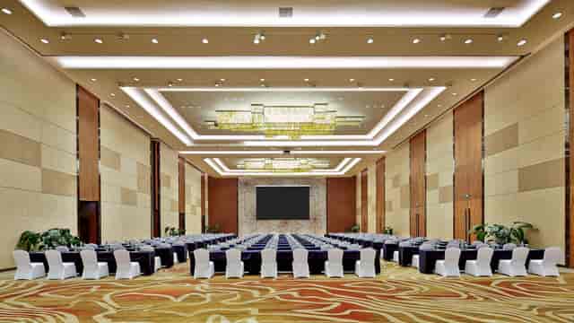 Spacious conference room at Holiday Inn Chengdu Qinhuang for meetings and events.