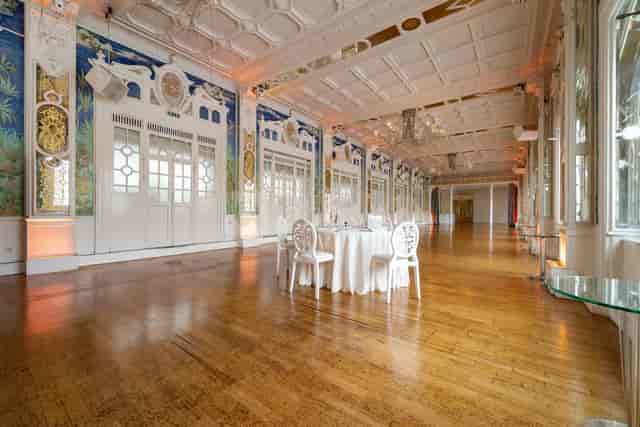 Elegant event space in Le Salon des Miroirs, perfect for weddings and corporate meetings.