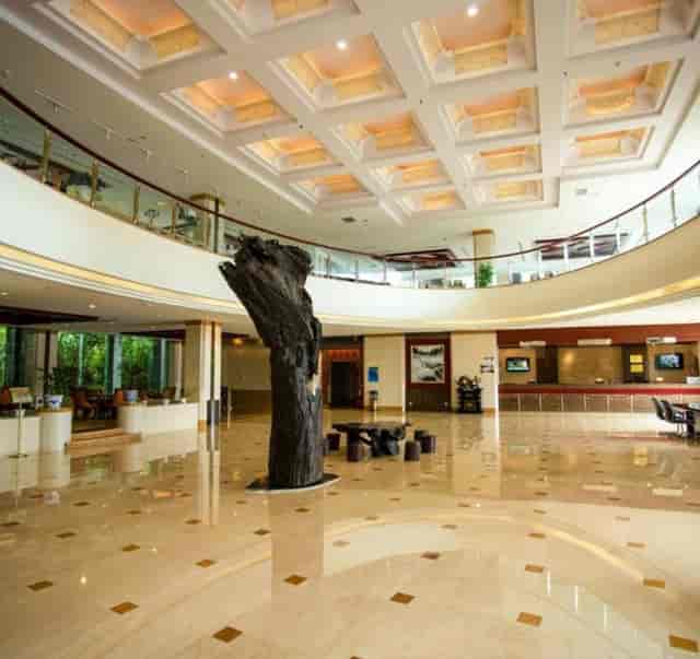 Spacious conference hall at Huasheng Hot Spring Hotel, ideal for receptions and networking.