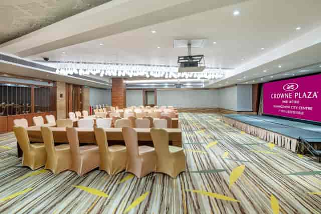 Elegant meeting room at Crowne Plaza Guangzhou, ideal for corporate conferences.
