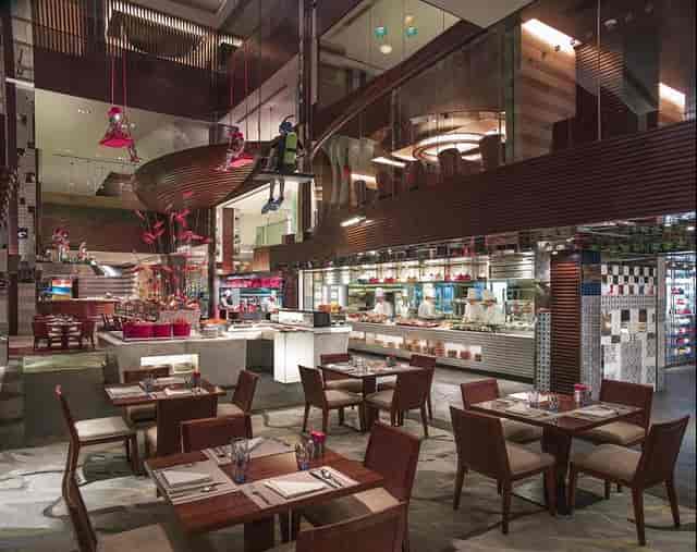 Vibrant restaurant space in Shangri-La Guangzhou, perfect for corporate events and parties.