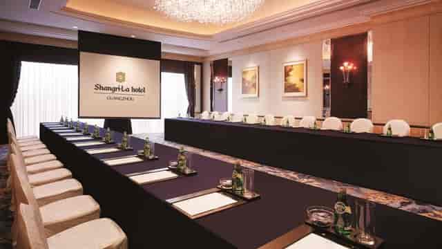 Sophisticated meeting room in Shangri-La Guangzhou for corporate events and presentations.