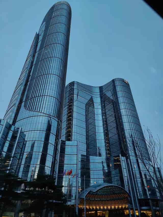 Modern high-rise Salon Doisneau in Sofitel Guangzhou for upscale corporate events.