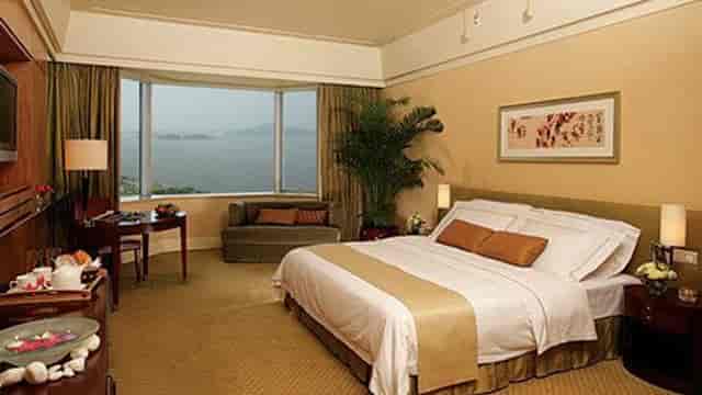 Jinlian Banquet Hall: luxurious hotel room with scenic views for events and relaxation.