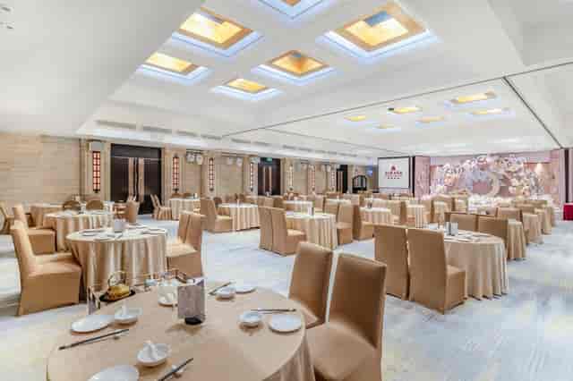 Multi-Function Hall in Guangdong Hotel, elegant round tables for formal banquets