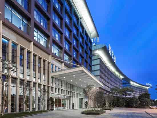 Modern meeting room at Pullman Hotel Baiyun, ideal for corporate events and conferences.