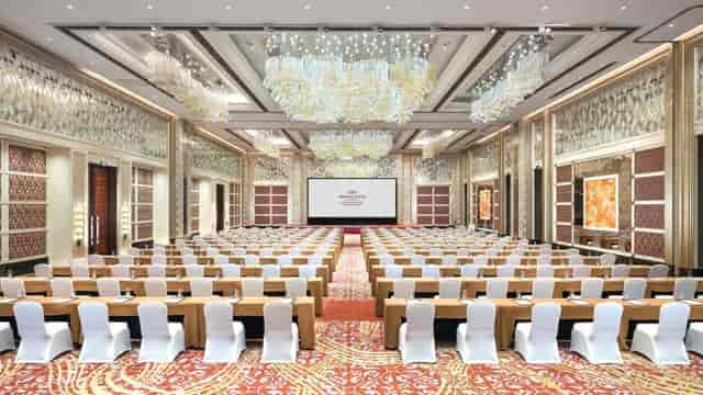 Spacious Meeting Room 9 at Zeng Cheng Hotel, perfect for corporate events and presentations.