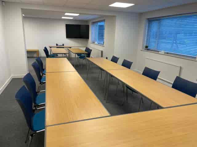 Versatile U-shape meeting room with natural light for corporate workshops and team meetings.