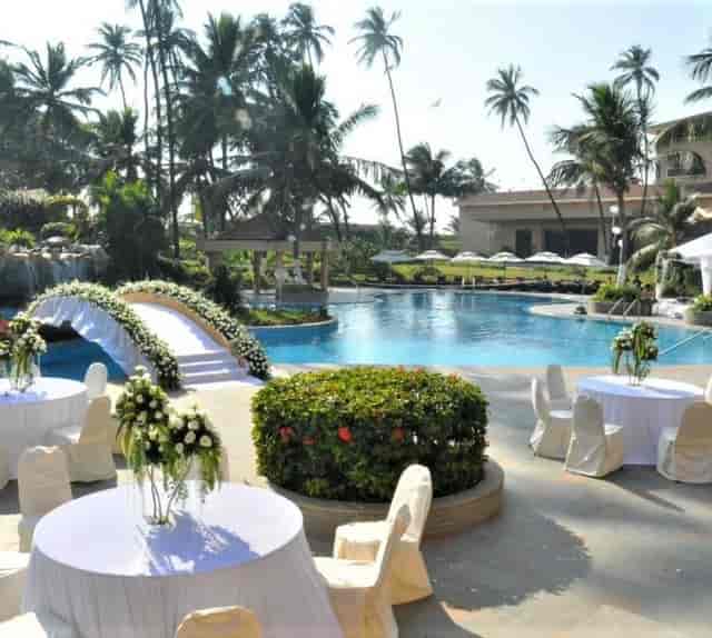 Elegant outdoor banquet hall with pool, ideal for weddings and events.