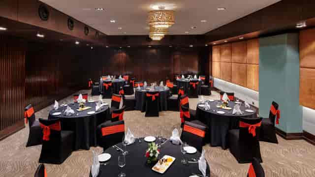 Elegant banquet room in Holiday Inn Mumbai for corporate events and gatherings.