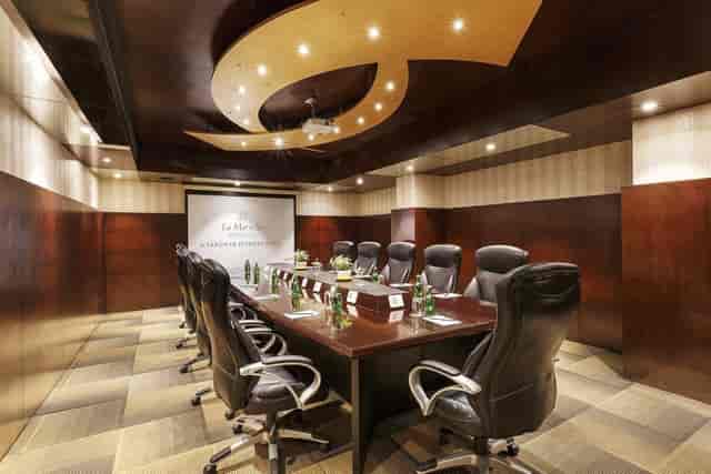 Alt tag: Sophisticated conference room with sleek wooden finishes for executive meetings in La Marvella.